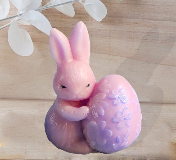 Osterhase im Ei Form handgemachte Himbeerenseife hellrosa