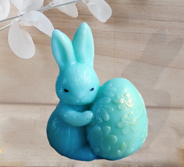 Osterhase im Ei Form handgemachte Himbeerenseife Hellblau