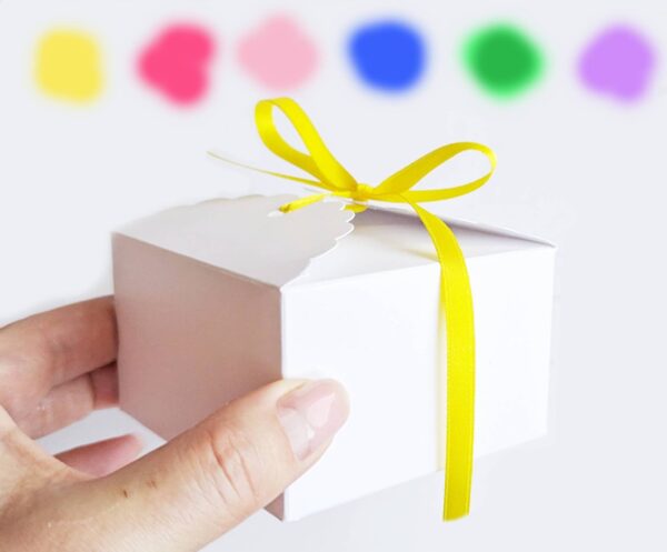 Korobka geschenkverpackung mit einer Schleife