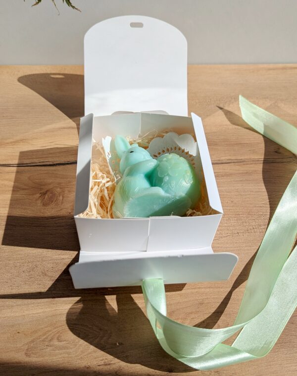 Osterhase im Ei Form handgemachte Himbeerenseife Vitamin E