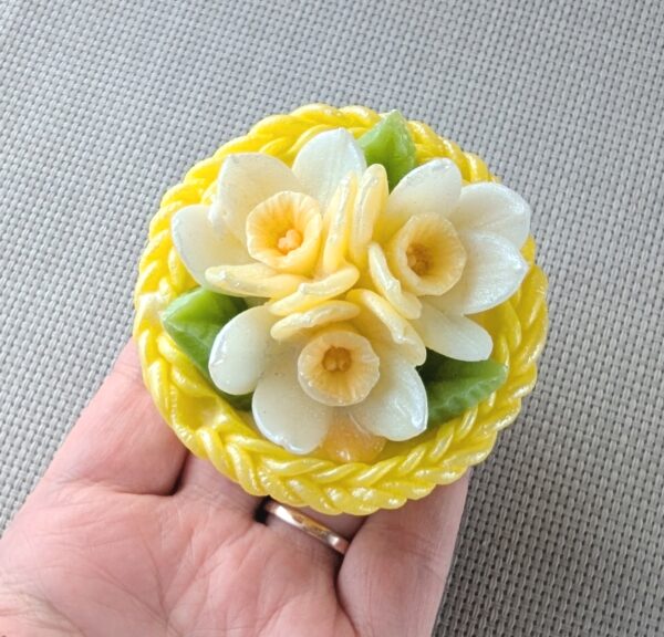 PXL_20260130_135854253 Korb mit Narzissen Himbeerenseife Geschenkidee