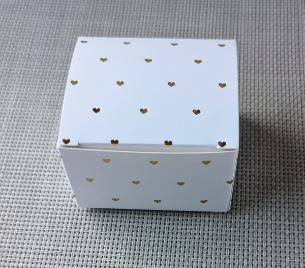 Papierschachtel mit Herzen bedruckt