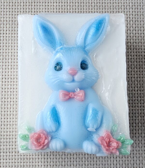 PXL_20260130_141010345-1 Osterhase mit Blumen Himbeerenseife Geschenkidee