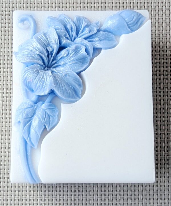 PXL_20260130_141014025 Osterhase mit Blumen Himbeerenseife Geschenkidee