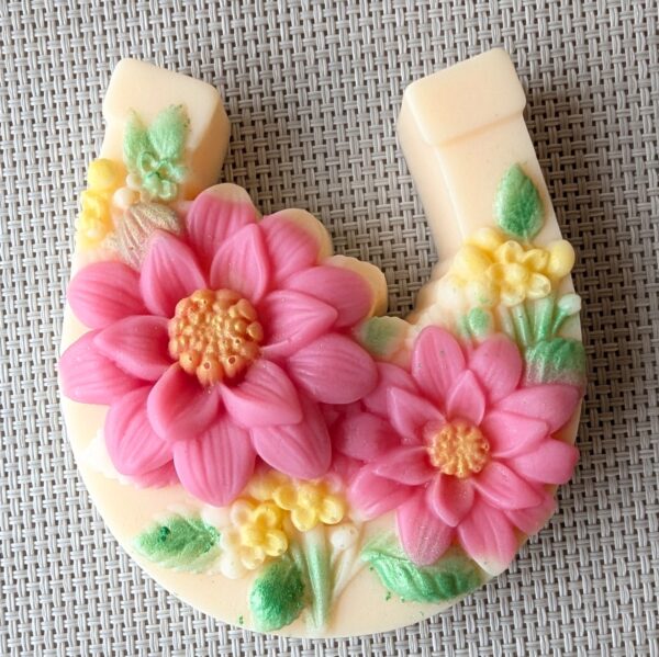 PXL_20260220_121830101 Hufeisen Form handgearbeitete Himbeerenseife