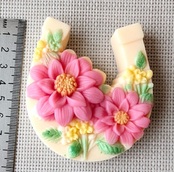 PXL_20260220_121845502 Hufeisen Form handgearbeitete Himbeerenseife