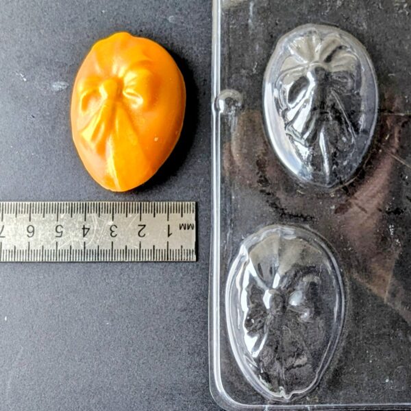 PXL_20260222_103333527~2 Plastikform mit Osterei 8 Hohle für Seife Wachs