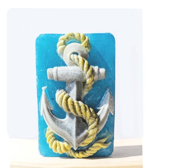 Handgefertigte-Reliefseife-Anker-in-Blau