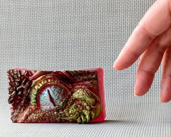 Drachenauge – Handgemachte Reliefseife mit kunstvoller Struktur Geschenkidee