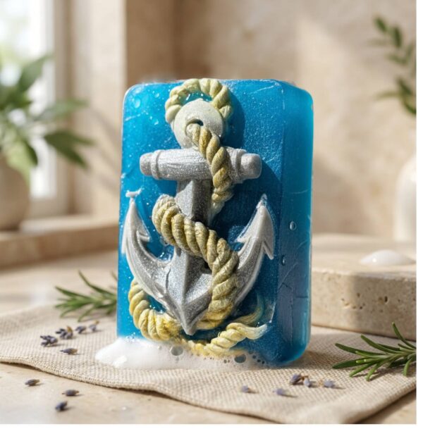 Handgemachte blaue Seife mit Anker-Relief und personalisierter Schleife
