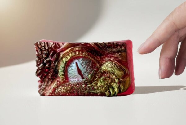 Drachenauge – Handgemachte Reliefseife mit kunstvoller Struktur Geschenkidee