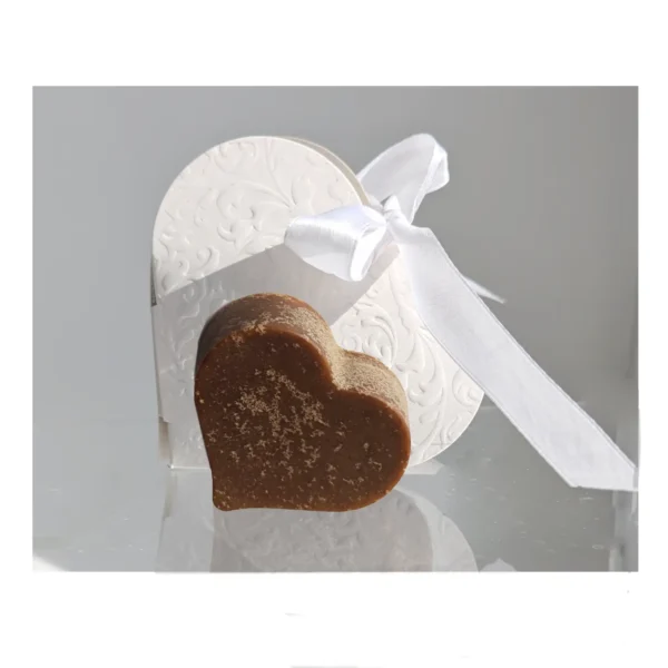 Ein Herz mit Papieschchten Handgemachte Herzform Himbeerenseife 45g