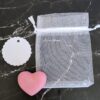 Eine Seife im Organzasäckchen verpackt