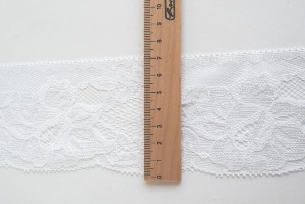 6a8478d141f9725922ee179bbae03077e54104b9a2b31fa9a8512.jpg Spitzenborte ca 68 mm breit Meterware Tüllspitze